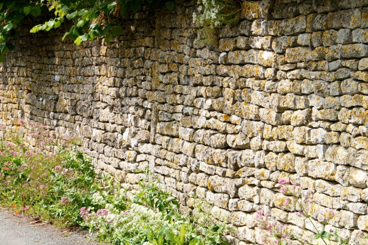 Maçonnerie de pierres du village. - Exoudun