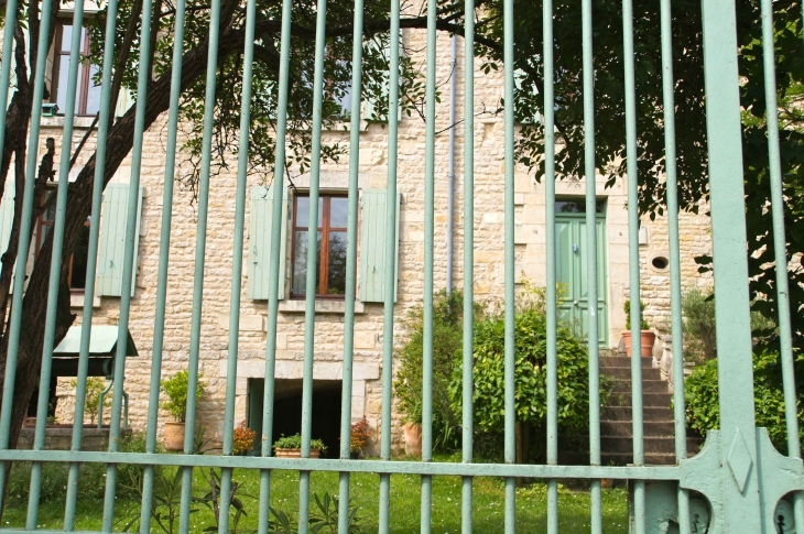 Le Logis de Boissec .A travers les grilles, on aperçoit le corps de logis remanié au cours du siècle dernier. Le premier temple hugenot fut installé dans une dépendance de ce logis. - Exoudun