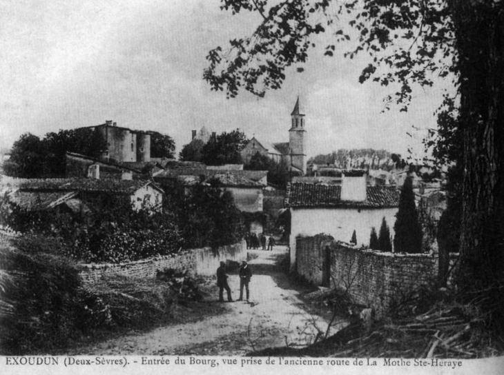 Entrée du bourg, vue prise de l'ancienne route de La Mothe Saint-Heraye, vers 1904 (carte postale ancienne). - Exoudun