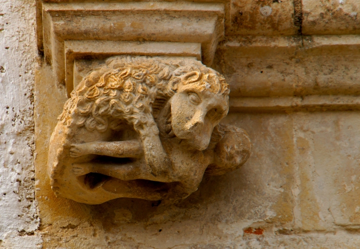 Detail-sculpture-de-l-encadrement-de-la-fenetre-ancienne à Bagnault. - Exoudun