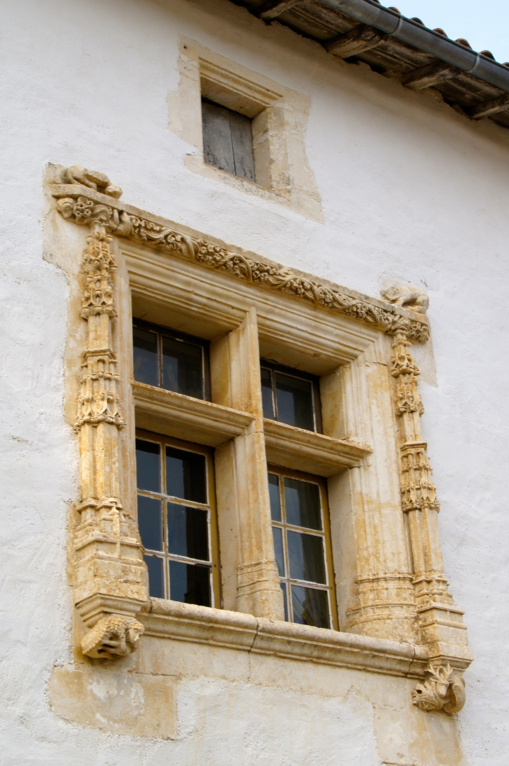 La fenêtre ancienne à Bagnault. - Exoudun