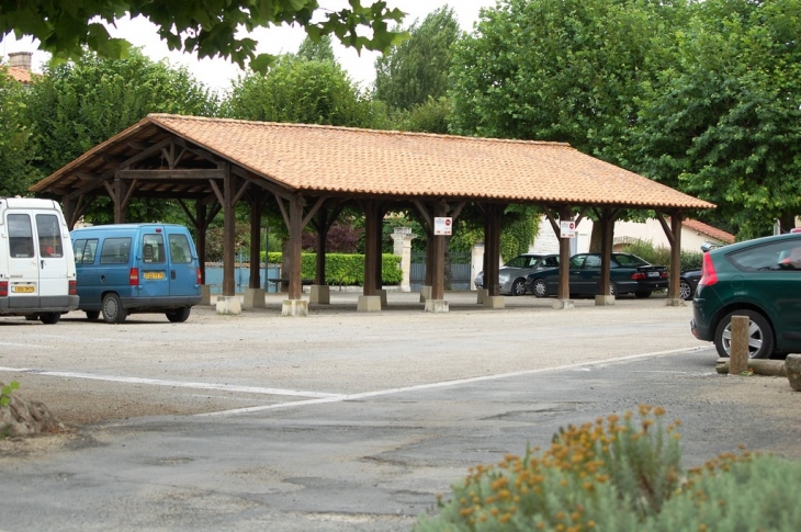 La halle couverte sur la place centrale - Frontenay-Rohan-Rohan