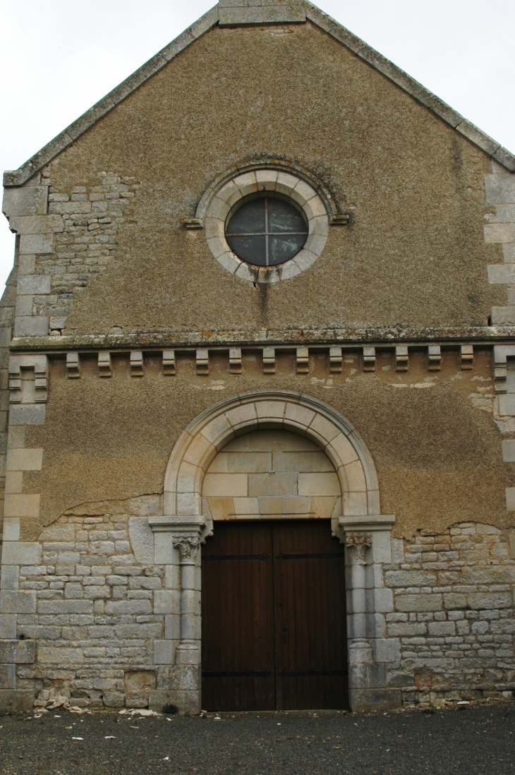 Facade abimée de l'église de Germond - Germond-Rouvre