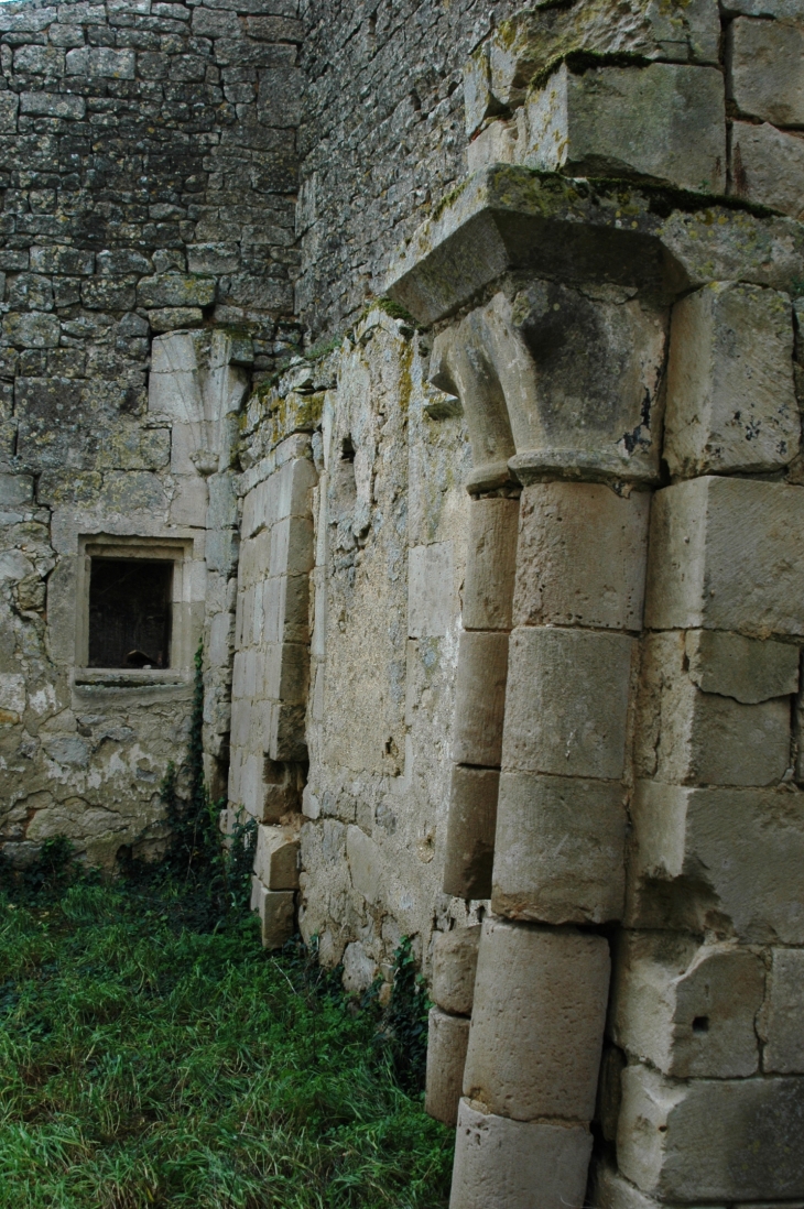 Vestiges romans de l'ancienne  église de Germond - Germond-Rouvre