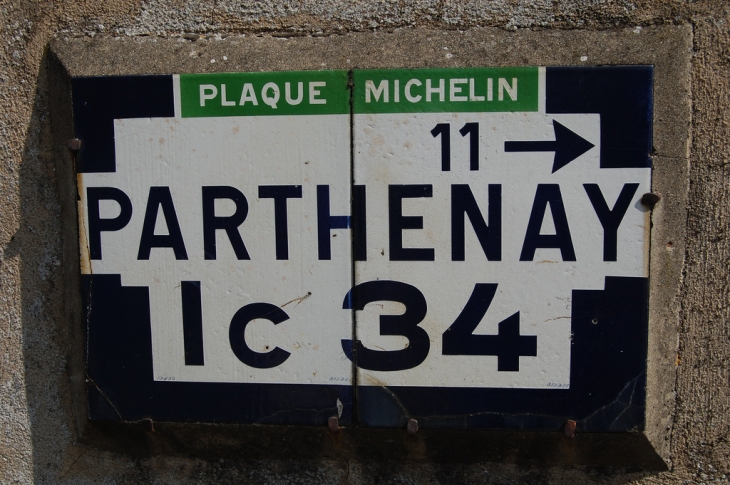 Vestiges routiers , panneaux Michelin  - Gourgé