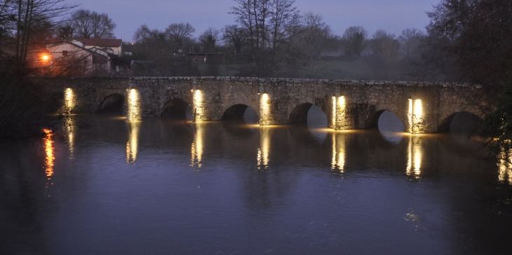 LE PONT ROMAN AU PETIT MATIN - Gourgé