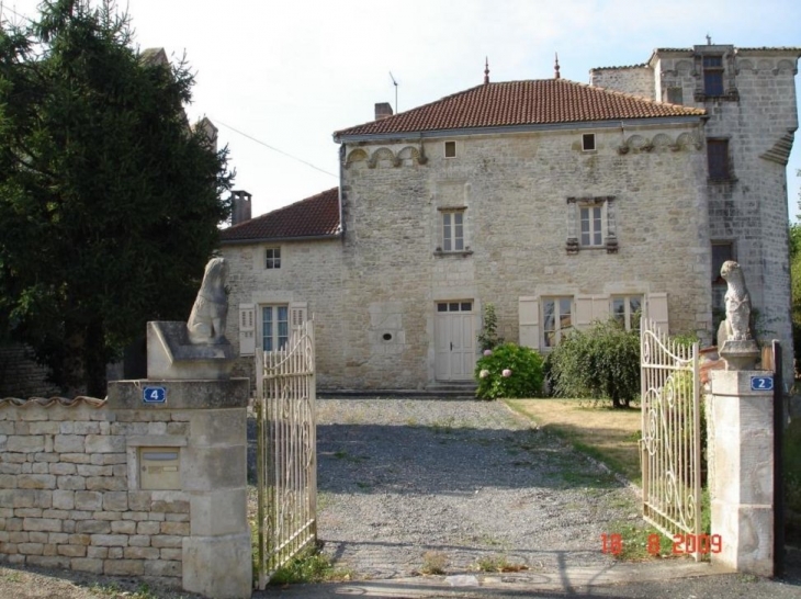 Sur la place de l'église - Gournay-Loizé