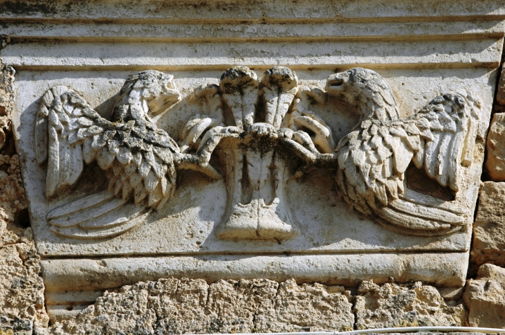 Sculptures sur relais ancien, aujourd'hui maison privée  - Gournay-Loizé