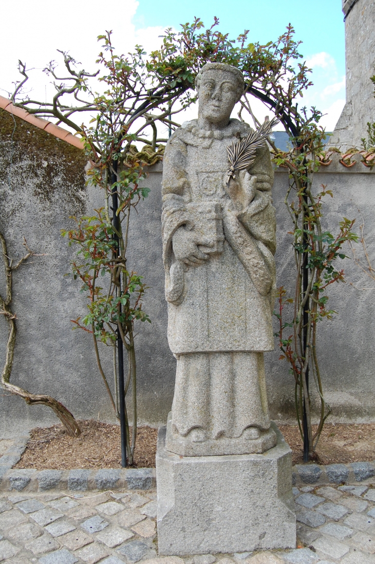 Statue en granit près de l'église  - La Chapelle-Saint-Laurent