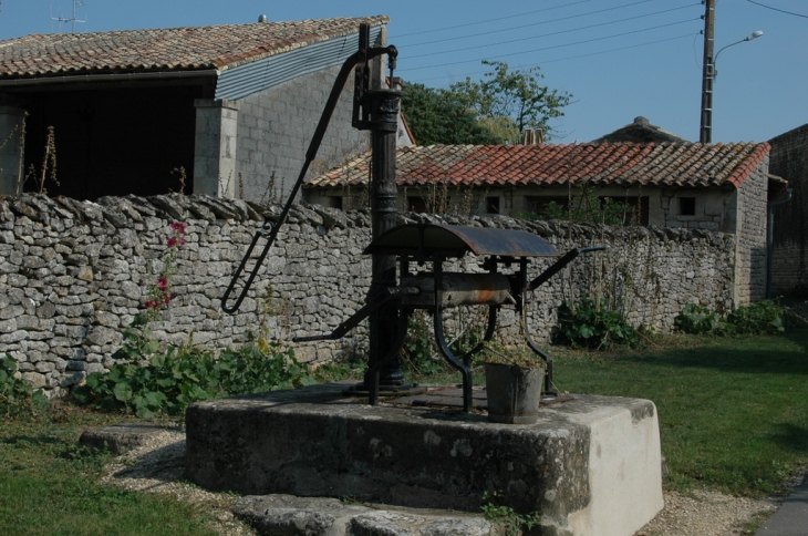 Pompe et puits de BOIRAGON - La Crèche