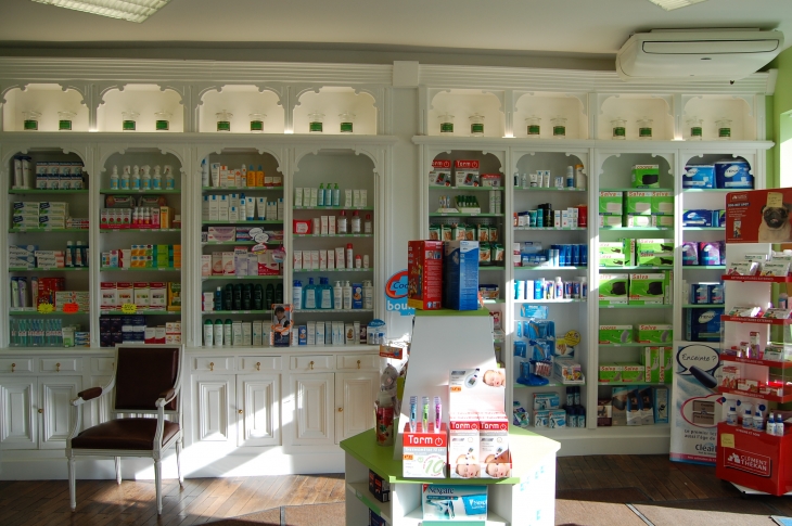 Très belle pharmacie ancienne toujours en activité  - La Crèche