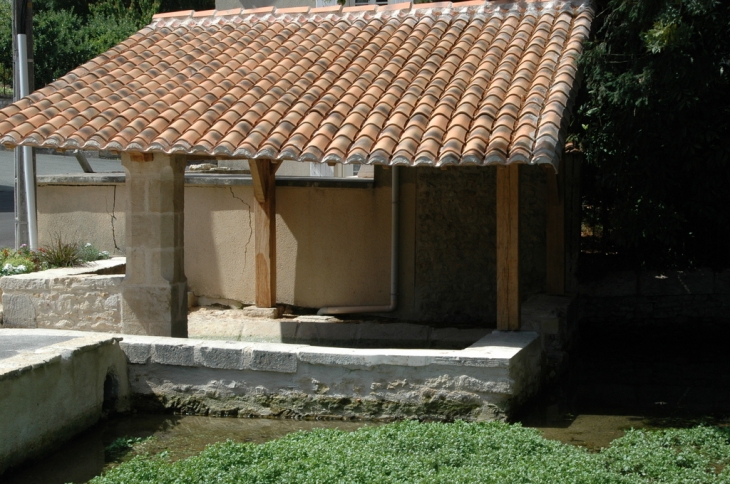 Lavoir rénové près de la Laiterie - La Mothe-Saint-Héray