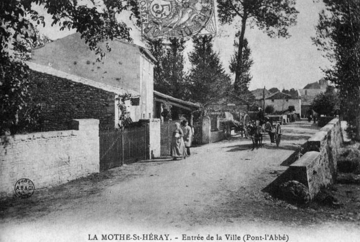 L'entrée de la Ville, vers 1906 (carte postale ancienne). - La Mothe-Saint-Héray