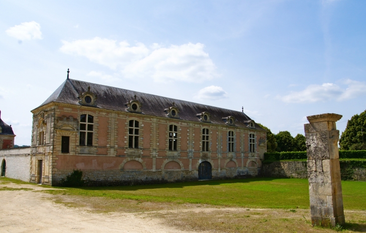 Façade au nord de l'Orangerie construite par Nicolas Tillon (maçon de Richelieu) et achevée en 1634. - La Mothe-Saint-Héray