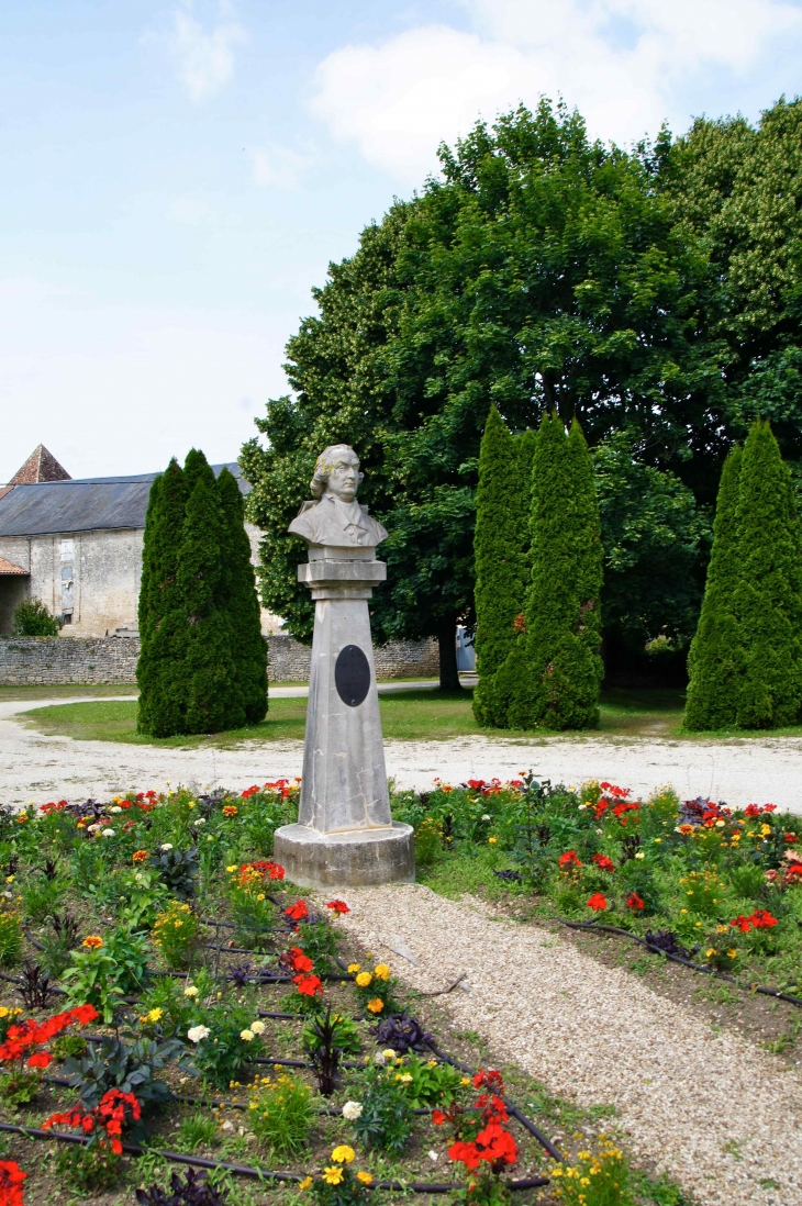 Près de l'Orangerie. Buste dédié à Jacques Jallet, ses concitoyens 1732-1791. - La Mothe-Saint-Héray