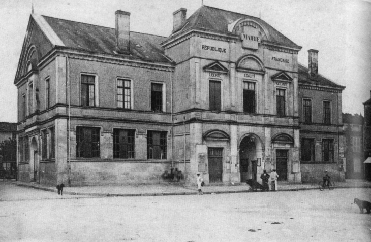 La mairie vers 1907 (carte postale ancienne). - La Mothe-Saint-Héray