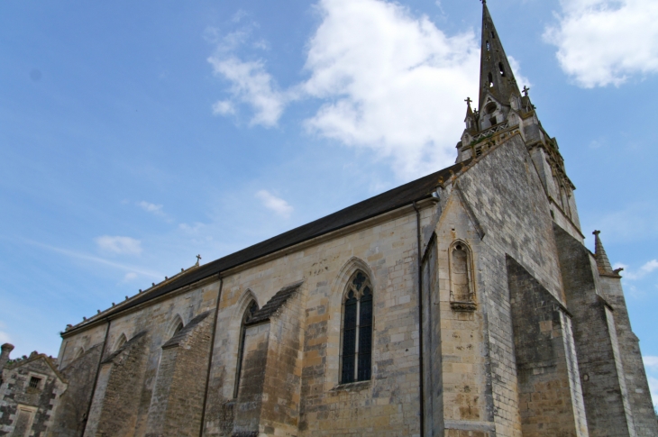 Façade latérale de l'église Saint Heray. - La Mothe-Saint-Héray