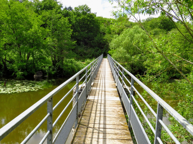 La passerelle a côté du moulin de Fumailles - La Peyratte