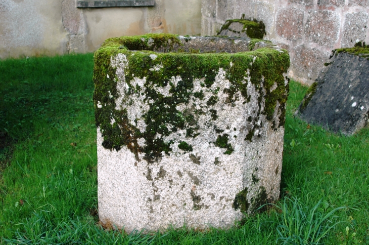 Dans la cour de l'église , ce baptistére en granit - Le Tallud