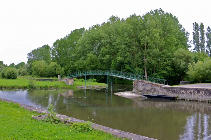 Le grand port du Vanneau. - Le Vanneau-Irleau