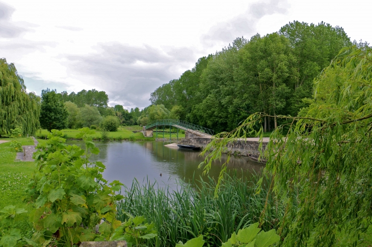 Le grand port du Vanneau. - Le Vanneau-Irleau