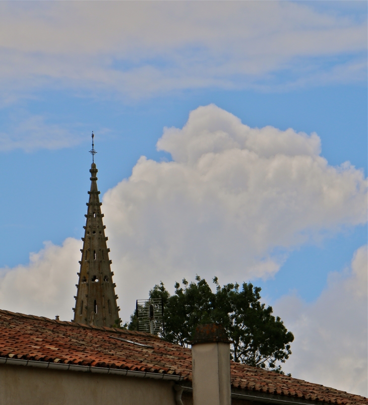 Le clocher de l'église Sainte Eutrope. - Le Vanneau-Irleau