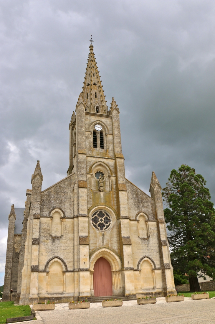 Eglise-de-saint-eutrope, datant de 1881, s'inspire de l'architecture du XIVe siècle. - Le Vanneau-Irleau