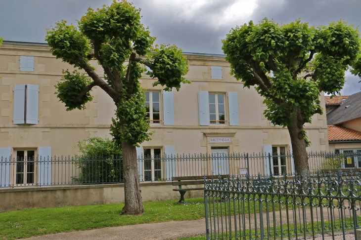 La Bibliothèque. - Le Vanneau-Irleau