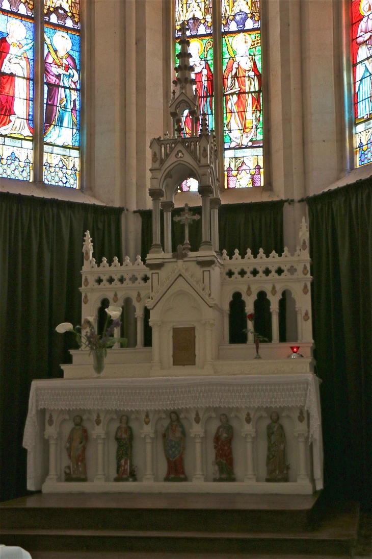 Eglise Saint Eutrope : le Maître Autel. - Le Vanneau-Irleau