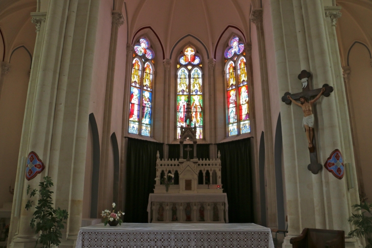 Le choeur de l'église Saint Eutrope. - Le Vanneau-Irleau