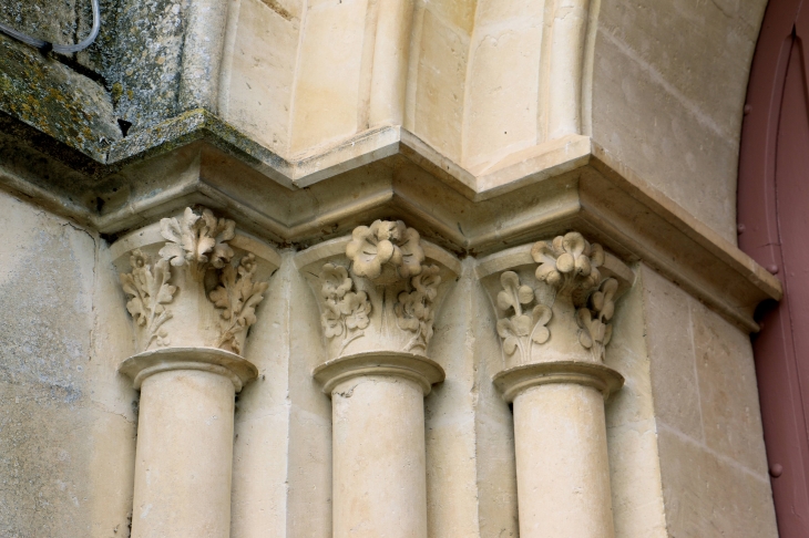 Chapiteaux sculptés du portail de l'église Saint Eutrope. - Le Vanneau-Irleau