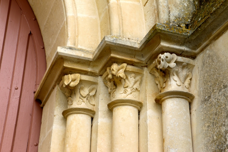 Chapiteaux sculptés du portail de l'église Saint Eutrope. - Le Vanneau-Irleau