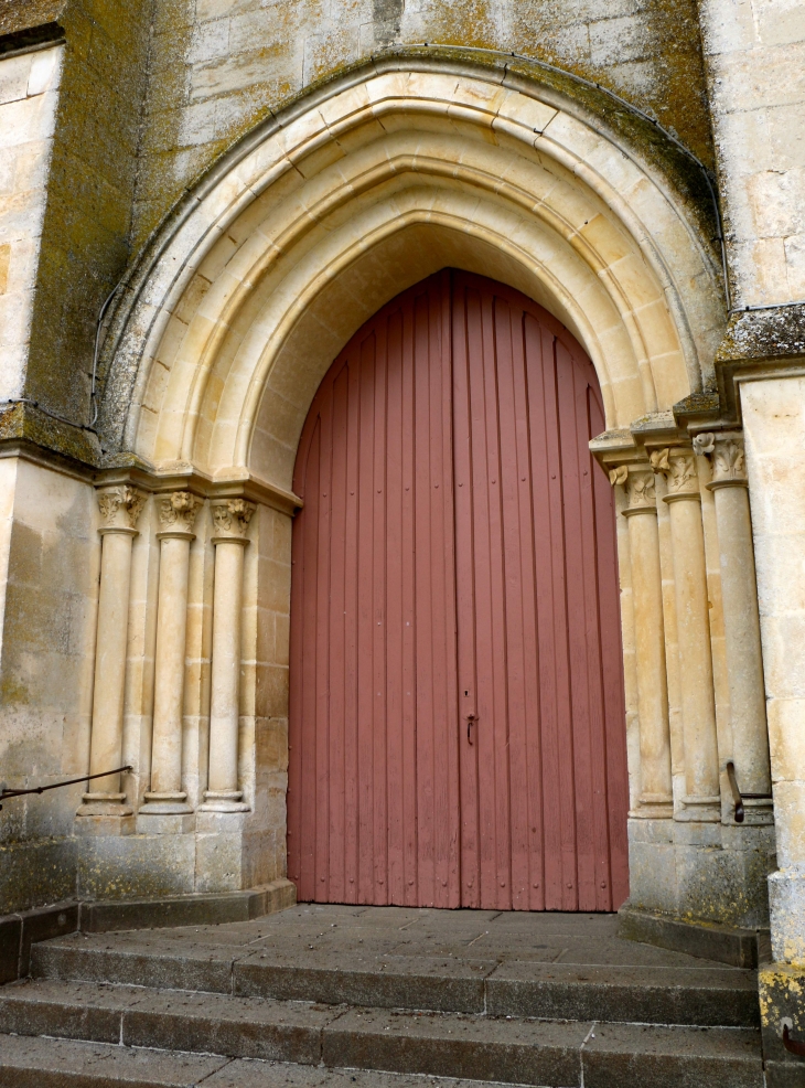 Le portail de l'église Saint Eutrope. - Le Vanneau-Irleau