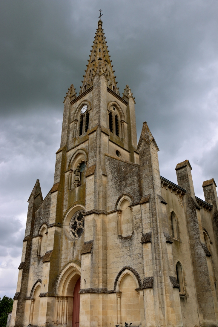 Eglise-de-saint-eutrope, datant de 1881, s'inspire de l'architecture du XIVe siècle. - Le Vanneau-Irleau