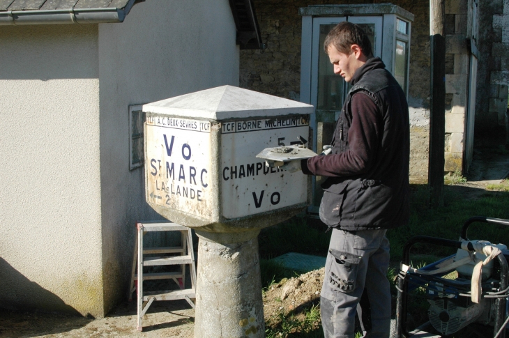 Restauration de la borne Michelin par artisan  - Les Groseillers