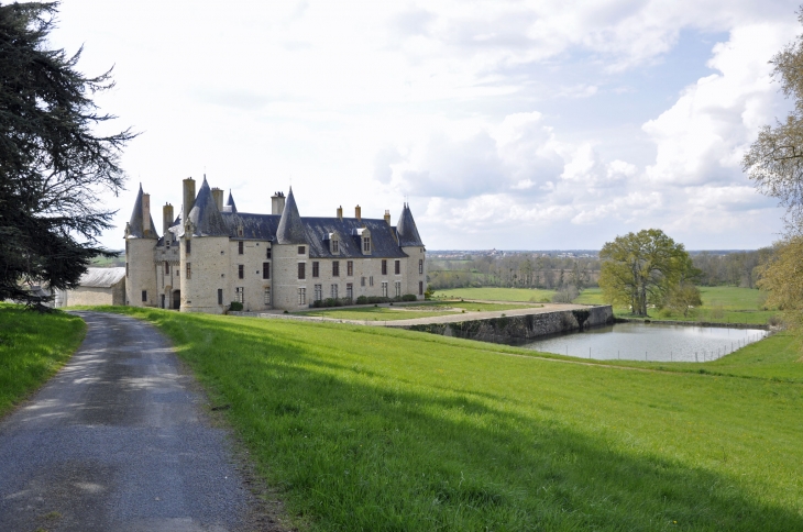 LE CHATEAU DE  LA ROCHE FATON - Lhoumois