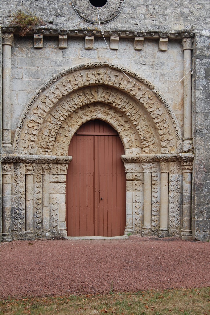 Somptueux portail de l'église ND époque romane - Maisonnay