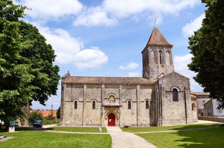 L'église Saint-Pierre a été construite en calcaire ocre au début du XIIe siècle sur l'emplacement d'un oratoire datant de 950 et dépendantde l'abbaye de Saint Maixent. Cette première église était cernée par un cimetière carolingien. - Melle