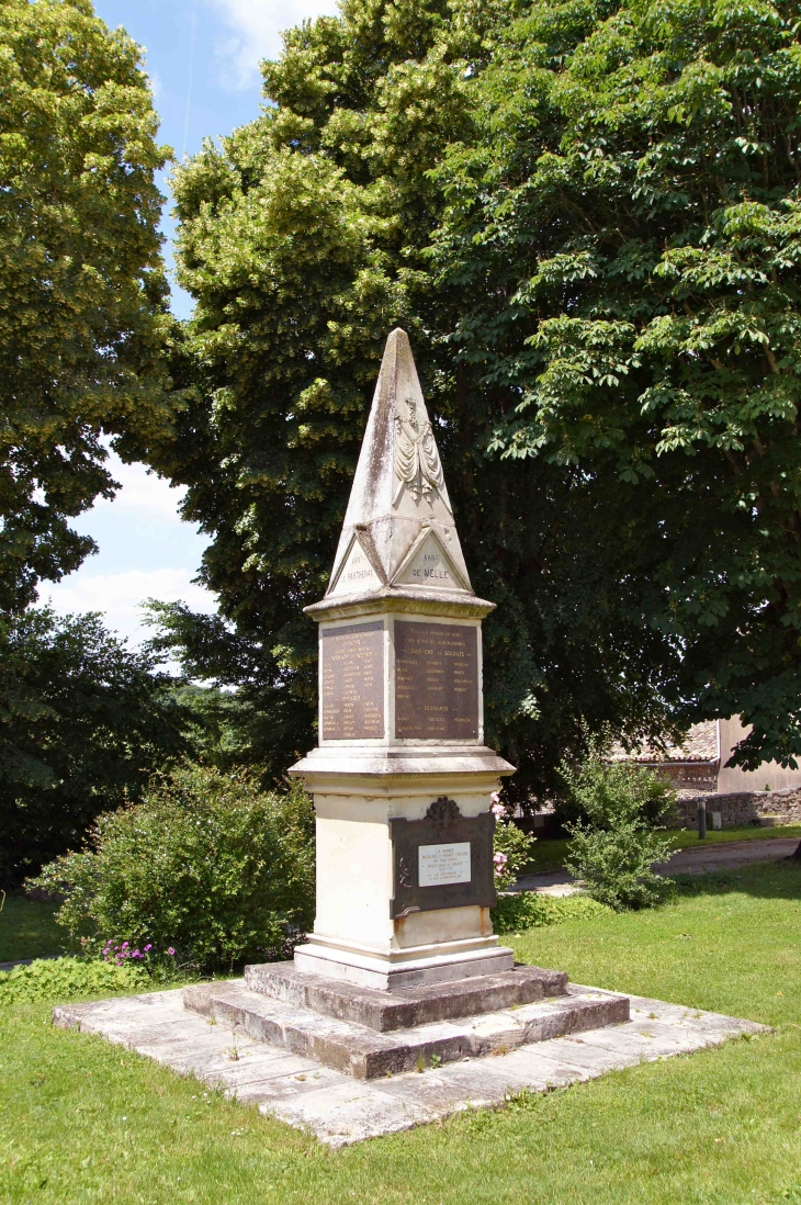 Le Monument aux Morts près de l'église Saint Pierre. - Melle