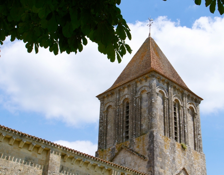 Le clocher de l'église Saint Pierre. - Melle