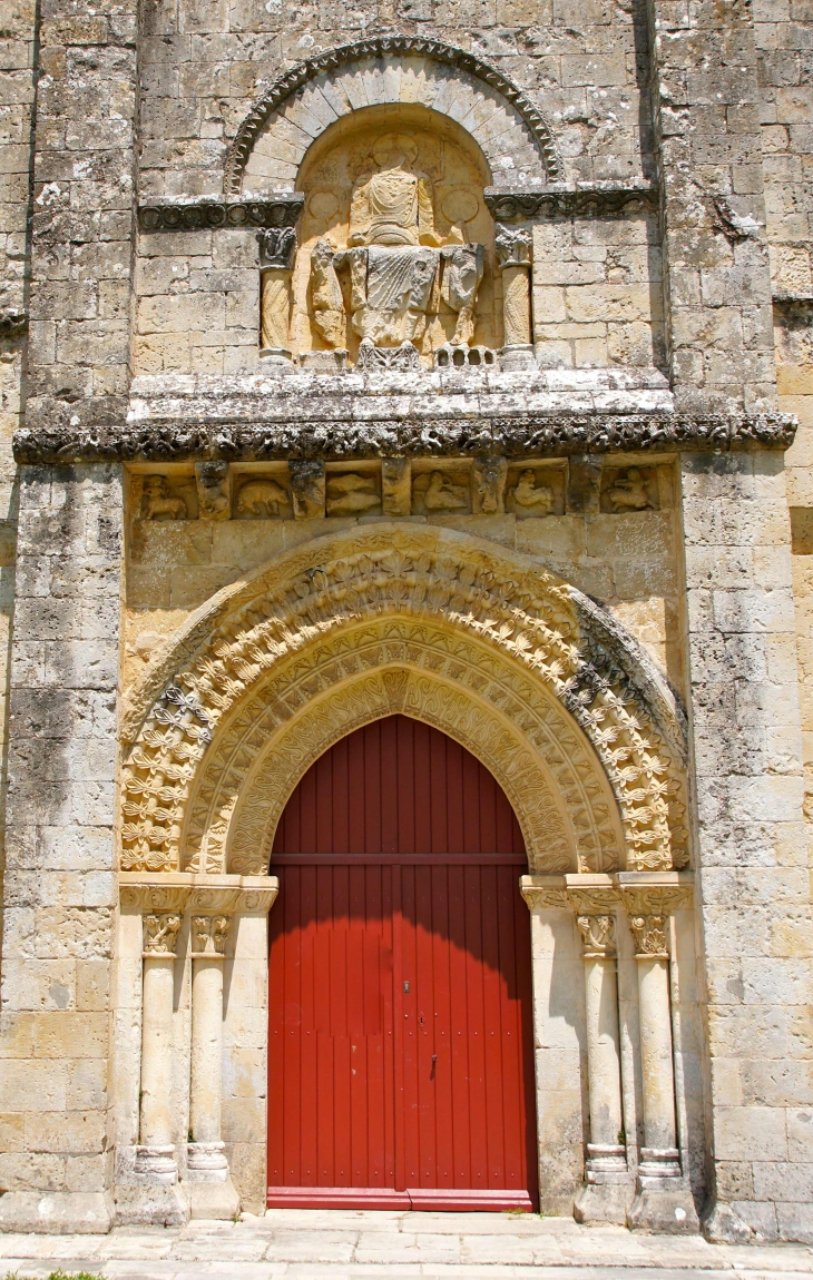 Le portail de l'église Saint Pierre. - Melle