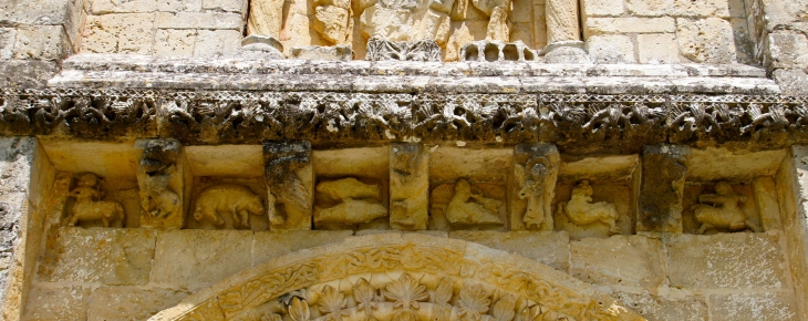 Détail : sculptures du dessous de la corniche du portail de l'église Saint Pierre. - Melle