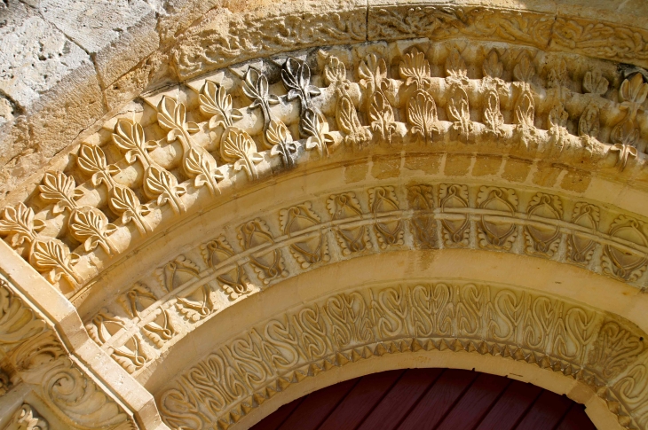 Détail : archivoltes du portail de l'église Saint Pierre. - Melle