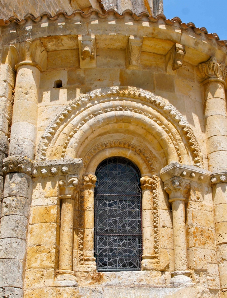 Absidiole sud, baie sud : pointes de diamant et tores. Eglise Saint Pierre. - Melle