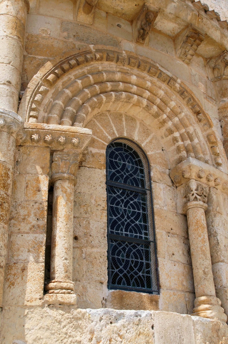 Absidiole-sud-baie-axiale-billettes-tores. Eglise Saint Pierre. - Melle