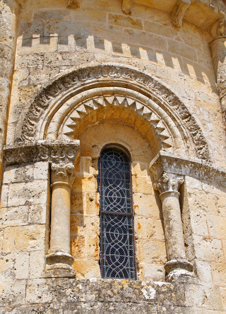 Abside-2eme-baie-sud-rinceaux-tores-dents-de-scie. Eglise Saint Pierre. - Melle