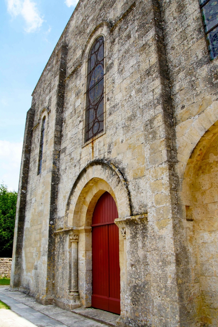 Eglise Saint Pierre. Portail de la façade occidentale. - Melle