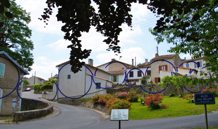 Les-maisons-du-faubourg-saint-hilaire. Le faubourg Saint Hilaire était habité au XVIIIe et XIXe siècles par les ouvriers des carrières de pierres et des marchandes de poissons et de quatre saisons. - Melle