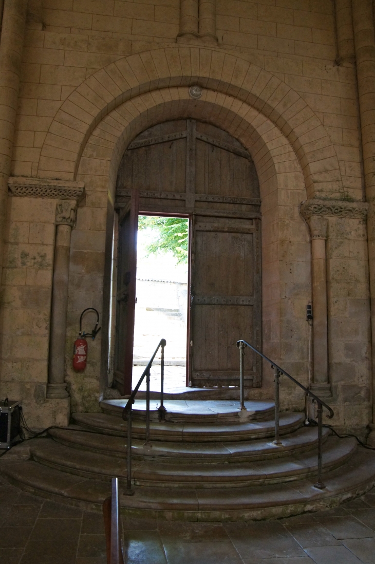 Portail intérieur gauche. Eglise Saint Hilaire. - Melle