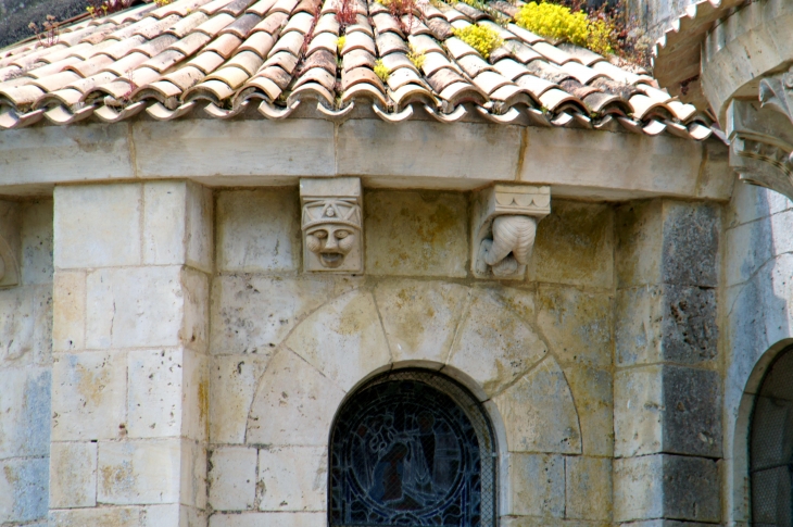 Modillons du chevet de l'église Saint Hilaire. - Melle